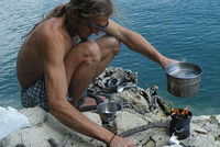 40 dní vaření na dřívkáči z plechovek 40 dní vaření na dřívkáči z plechovek