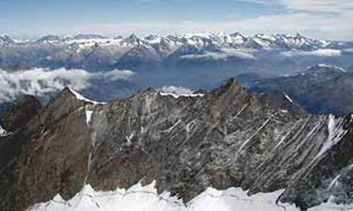 Nadelhorn mezi turistikou a lezením Nadelhorn mezi turistikou a lezením