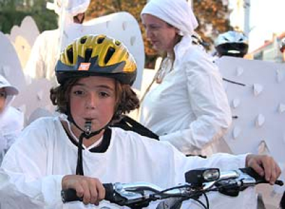 Cyklisté protestovali bez helem