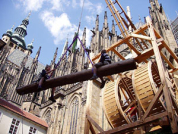 Středověký jeřáb na Hradě