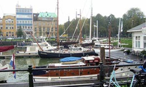 Pošmourno v holandských přístavech Pošmourno v holandských přístavech