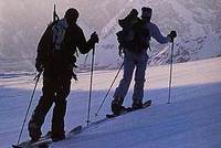 Snowboardisté pošilhávají po lyžařích