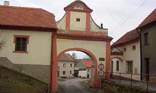 Vesnice s bránou Vesnice s bránou