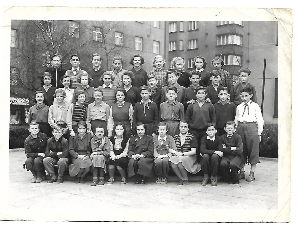 Emil Skamene v druhé řadě úplně vpravo v bílé košili. Osmiletka 7.a roku 1954.