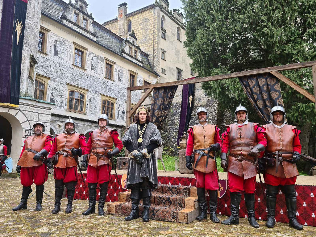 Zbrojnoši ve filmu Jak si nevzít princeznu stojí na nádvoří zámku Frýdlant.
