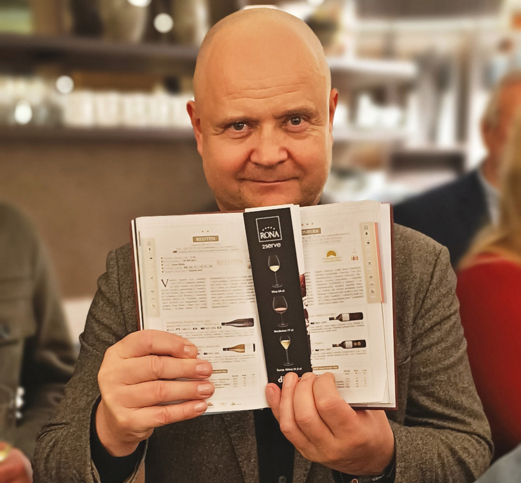 Ivo Dvořák představuje grafiku publikace Nejlepší vína České republiky 2025-2026.