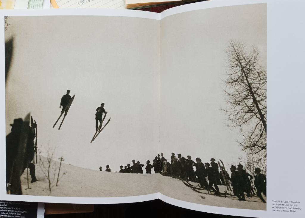 Rudolf Bruner-Dvořák: Skoky na lyžích ve Vysokém Jizerou asi 1914.