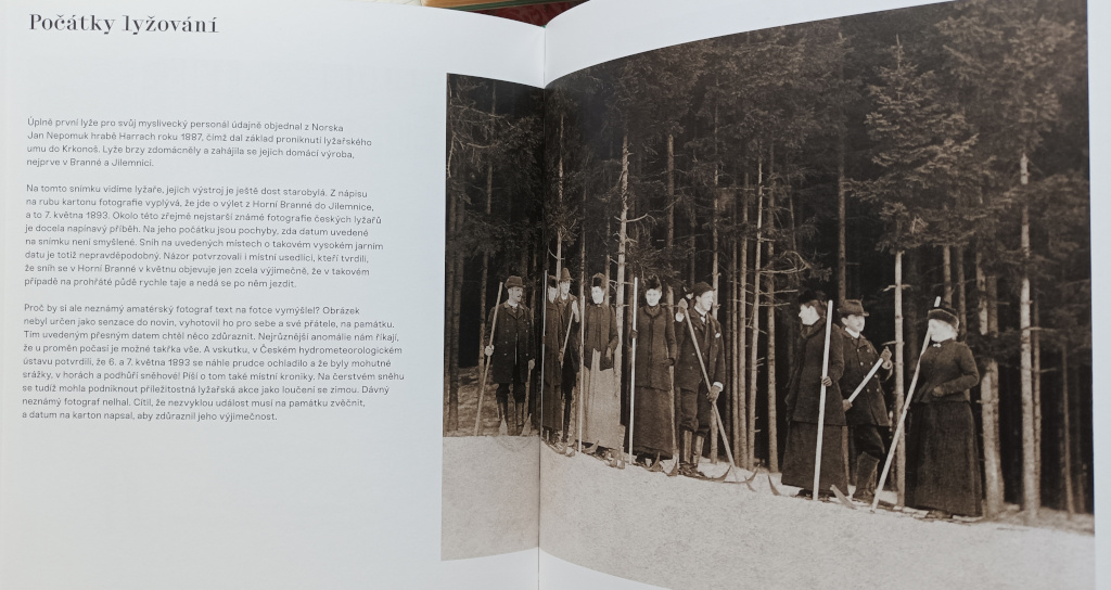 Lyžařský výlet z horní Branné do Jilemnice 7. května 1893. Patrně nejstarší fotografie českých lyžařů.