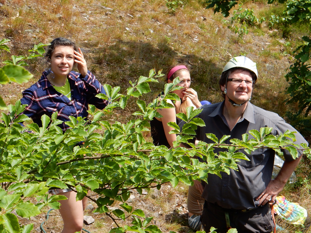 Horolezci sledují snažení svých kolegů v Černolických skalách.