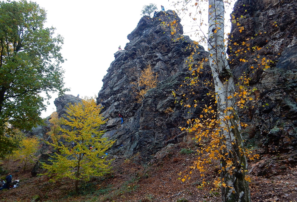 Čertovy skály Černolice. Jižní údolní stěna Střední věže nabízí nejhezčí lezení.
