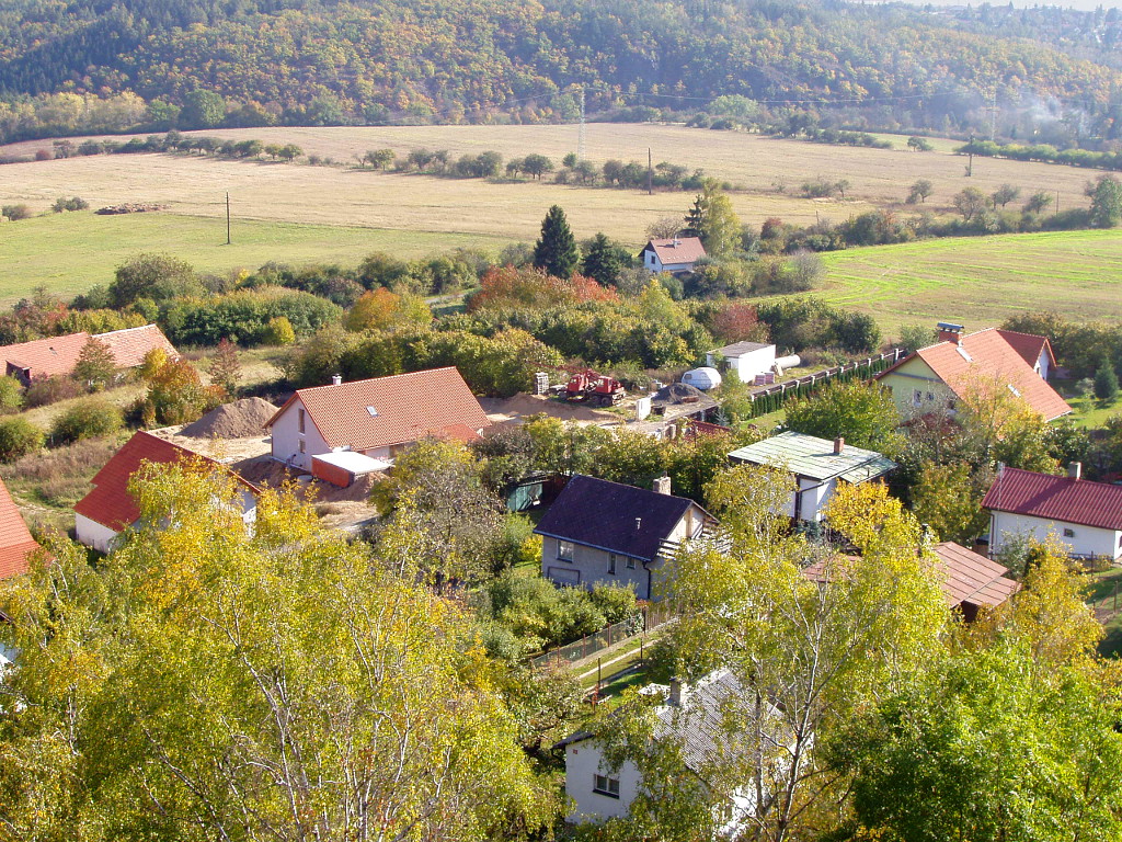 Pohled z Čertových skal na vesnici Černolice.