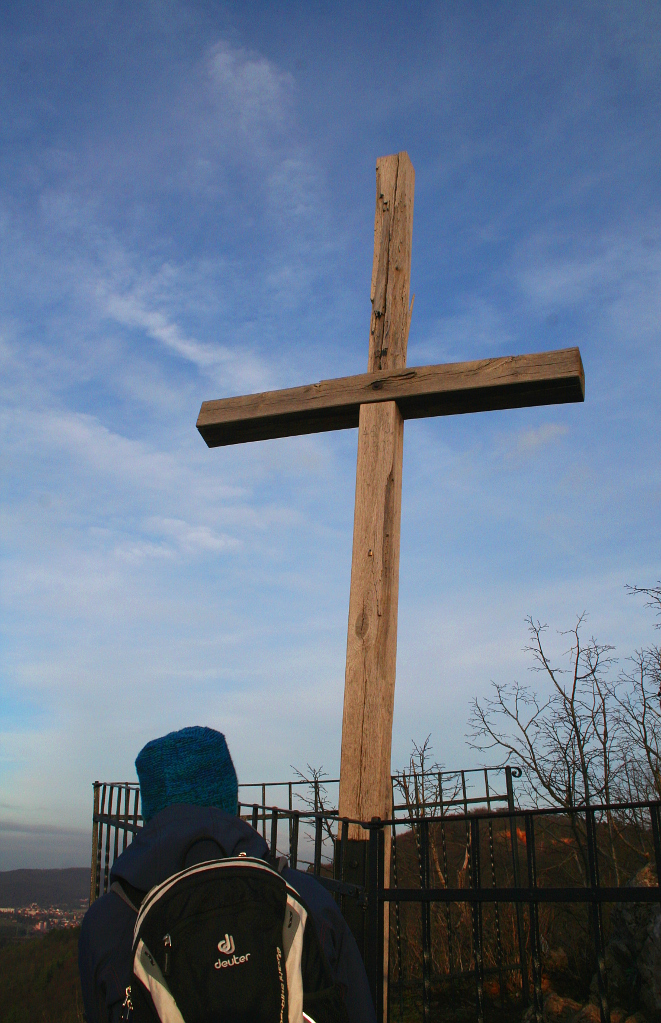 Kříž nad klášterem ve Svatém Janu