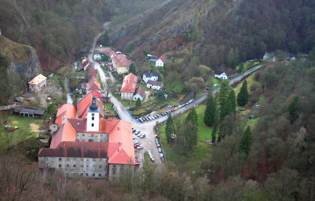 Křížová cesta nad klášterem