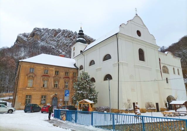 Křížová cesta nad klášterem