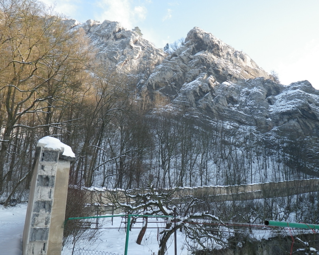 Trojúhelníková stěna, Svatý Jan pod Skálou.