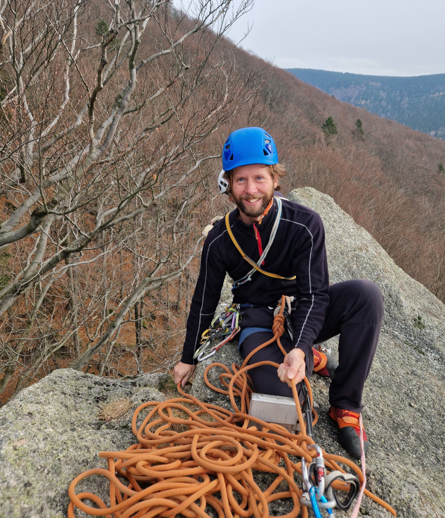 Supí hlava, vrcholová kniha a slaňovací kruh.