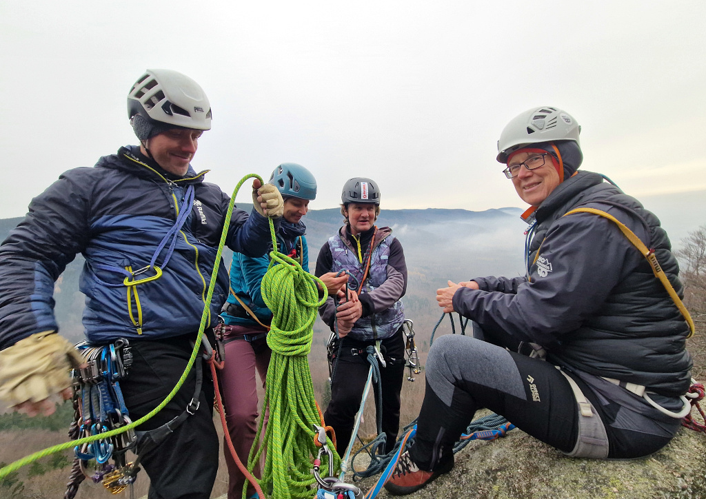 Supí hlava, horolezci na vrcholu.