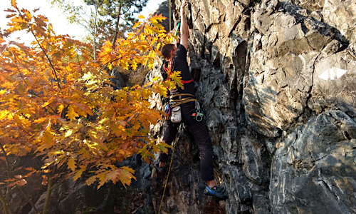 Hřeben Černých věží v Divoké Šárce Hřeben Černých věží v Divoké Šárce