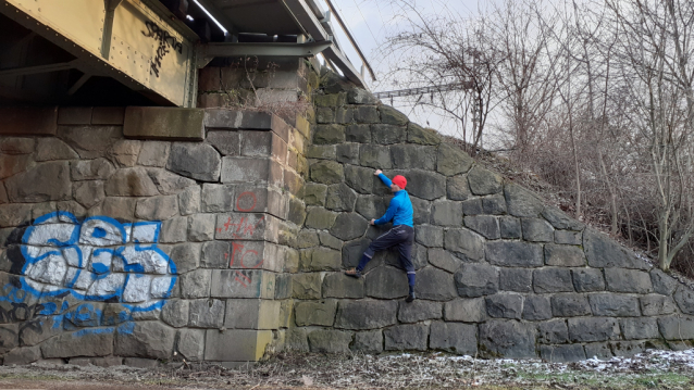 Bouldering pod mostem v Pelyňkové ulici