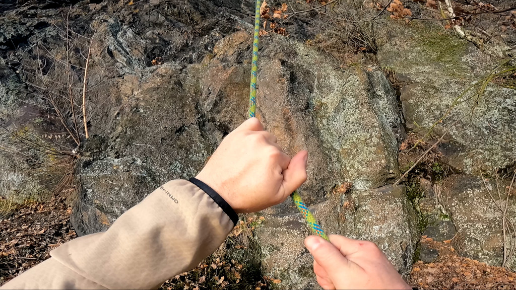 Stahování lana po slanění z III. masivu v Řeži. Bunda Columbia Arctic Crest Hybrid. 