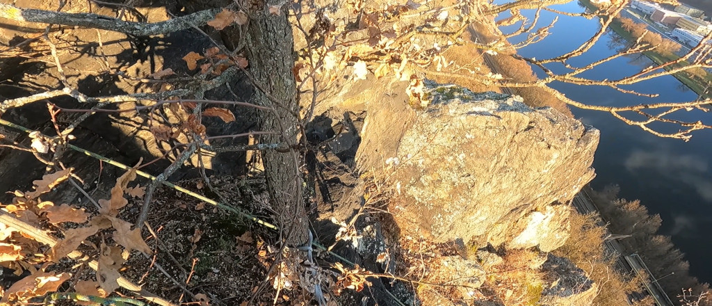 Dolez Koutové cesty na temeno skal v Řeži.