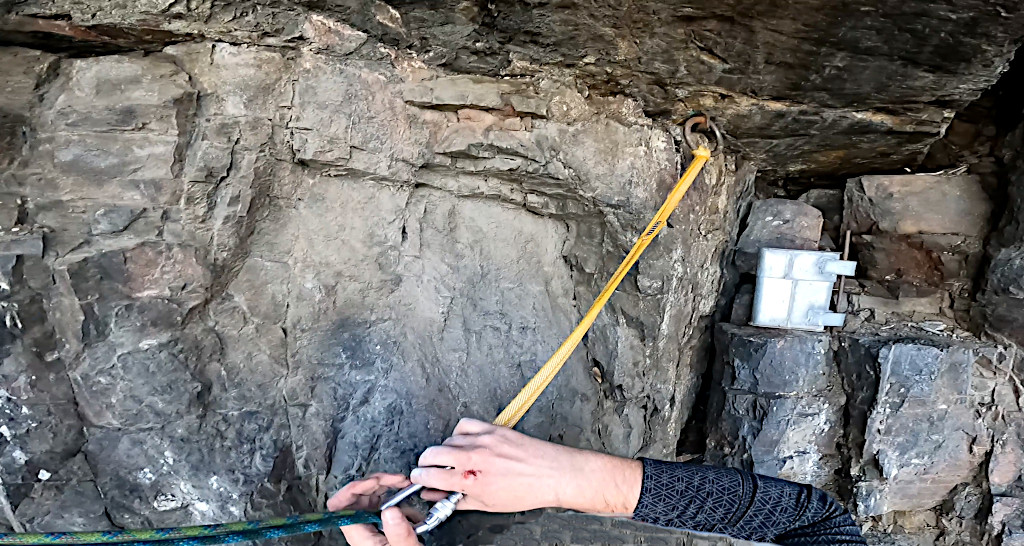 Koutová cesta, jistící kruh zhruba v polovině výstupu.