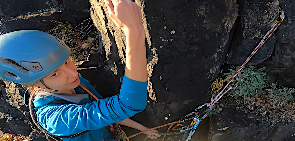 Klára jistí na stanovišti Koutové cesty, III. masiv v Řeži.  