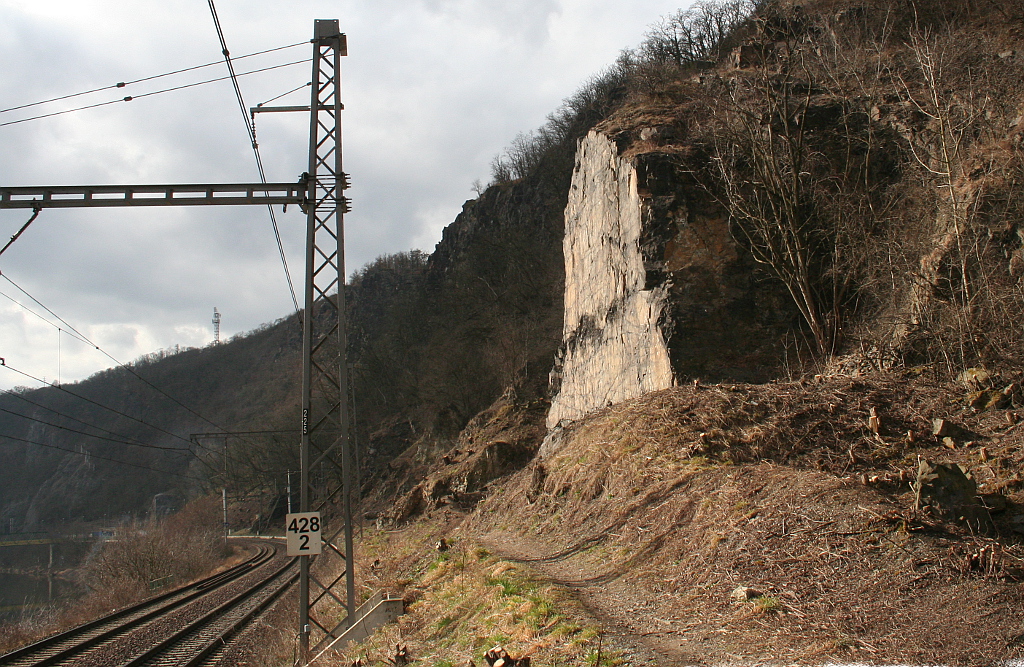 Řež, 5. masiv je kolmá stěna nad železniční tratí.