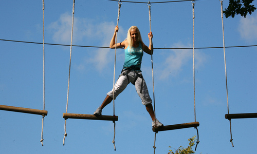 Tarzan v Lotyšsku provozuje lanový park Tarzan v Lotyšsku provozuje lanový park