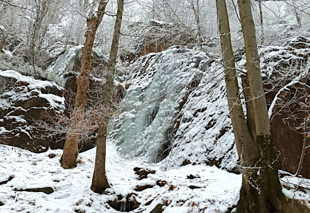 Ledopády ve Štolpichu v Jizerských horách nabízejí podmínky pro horolezectví