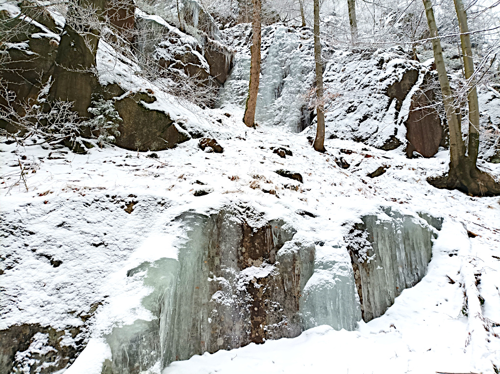 Štolpich, dolní ledy nad silnicí.