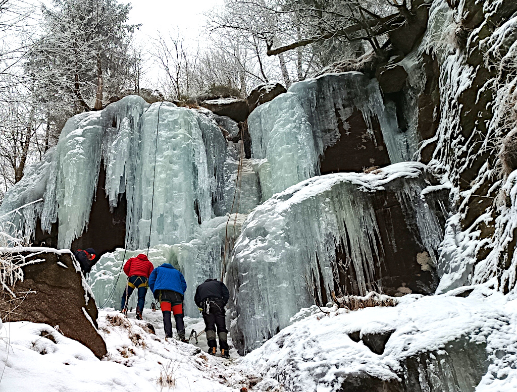 Štolpich, dolní ledy nad silnicí.