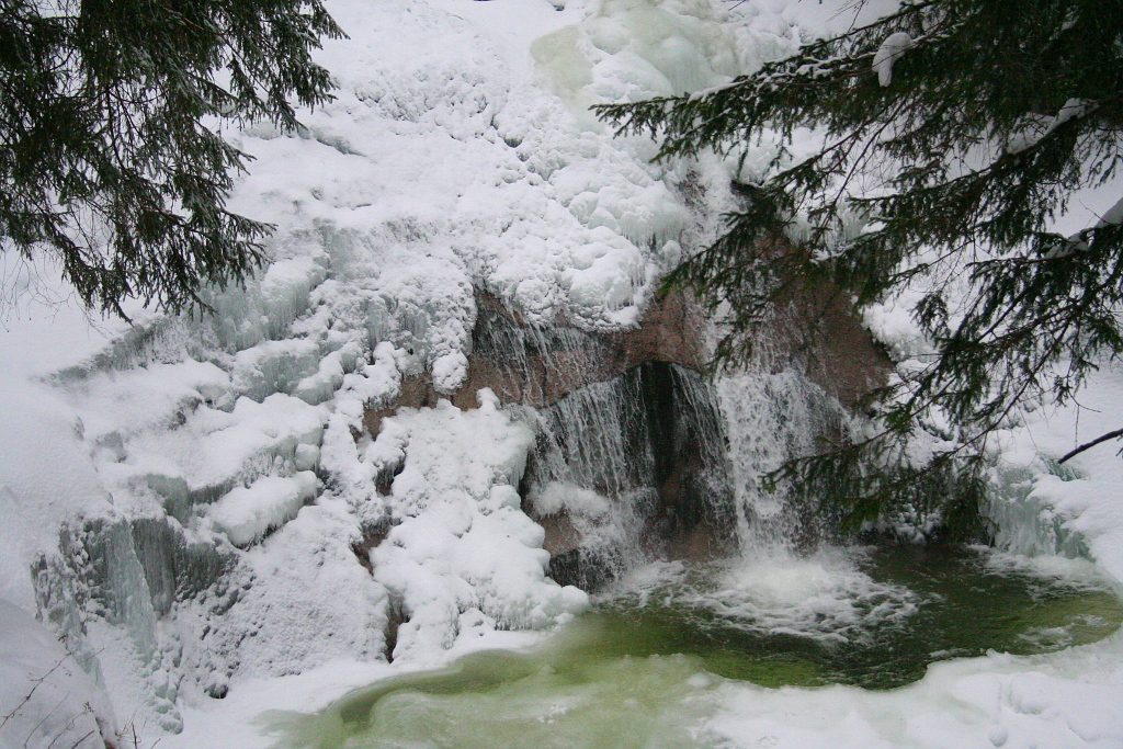 Částečně zamrzlý Mumlavský vodopád v Krkonoších.
