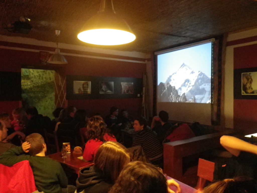 Boulder V Síti Praha. Martin Skuhravý promítá  horolezecké fotky.