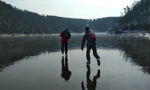 Osamělý bruslař zmizel pod ledem na Orlíku Osamělý bruslař zmizel pod ledem na Orlíku