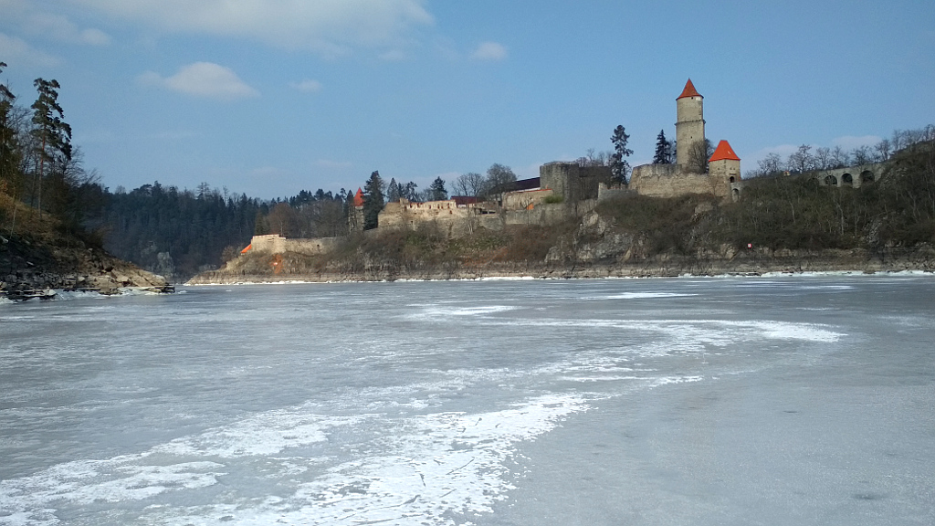 Zamrzlá Otava ústí do Vltavy pod Zvíkovem.