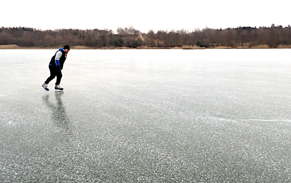 Bruslení na Dobříňské pískovně - východní jezero směrem k Račicím.