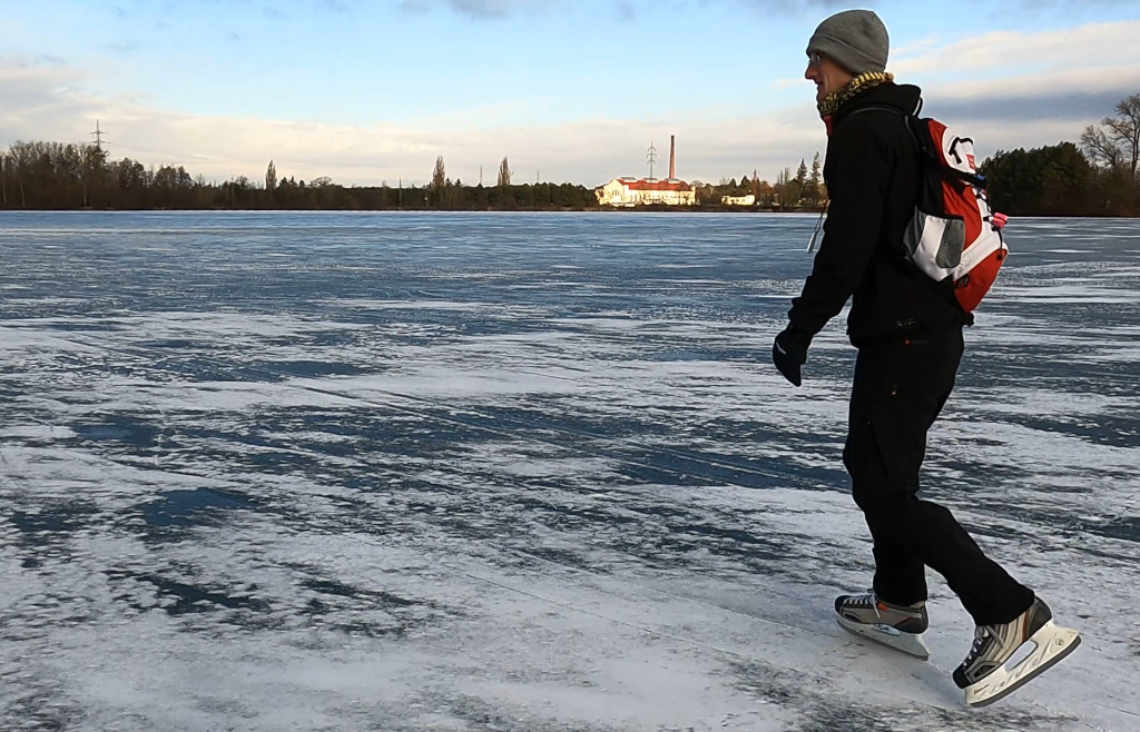 Malvíny, za bruslařem je přes Labe vidět Káraný.