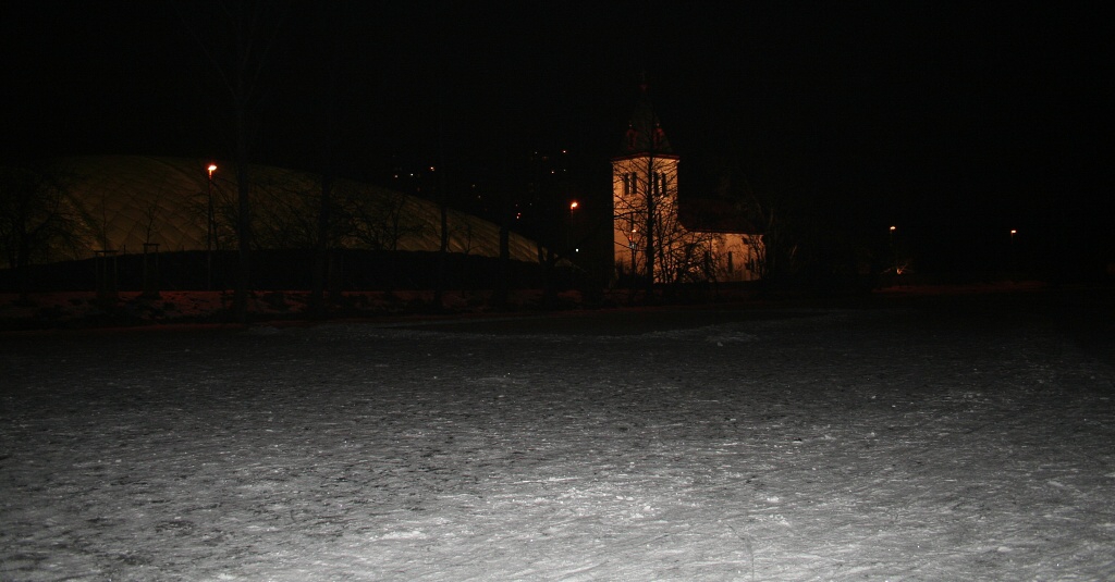 Praha, Hamerský rybník, noční bruslení.