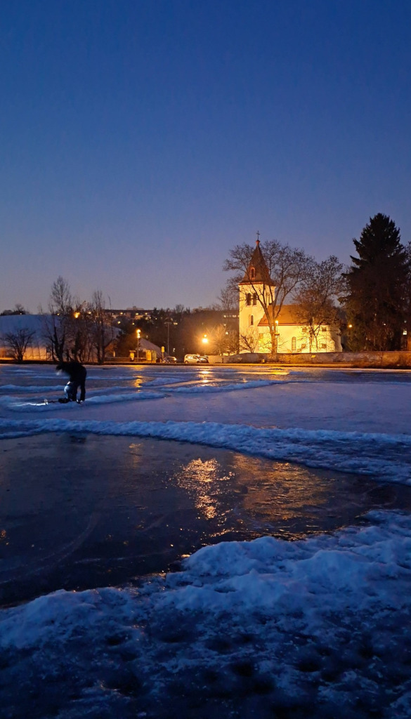 Noční Hamerský rybník v Záběhlicích.