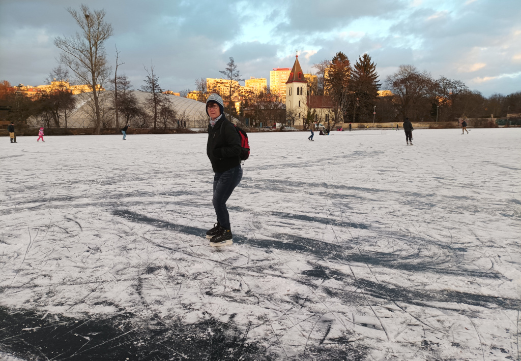 Bruslení na Hamerském rybníku je romantické.