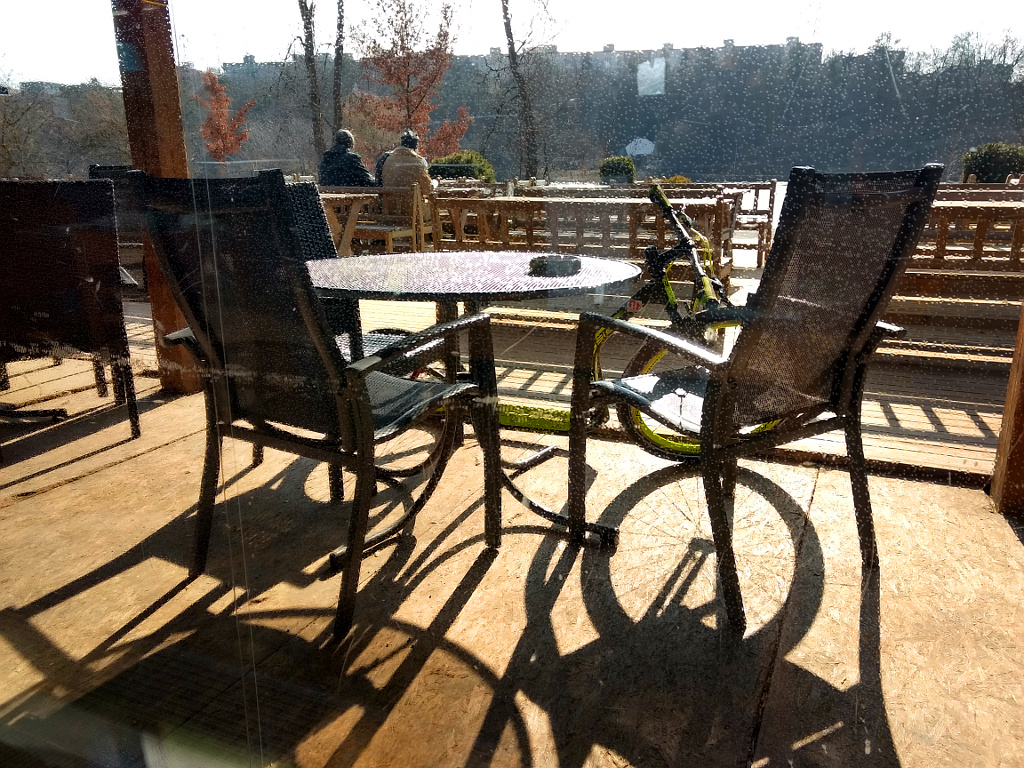 Výhled na Hamerský rybník poskytuje terasa restaurace Hamr, kam se dá pohodlně přijet na kole nebo koloběžce.