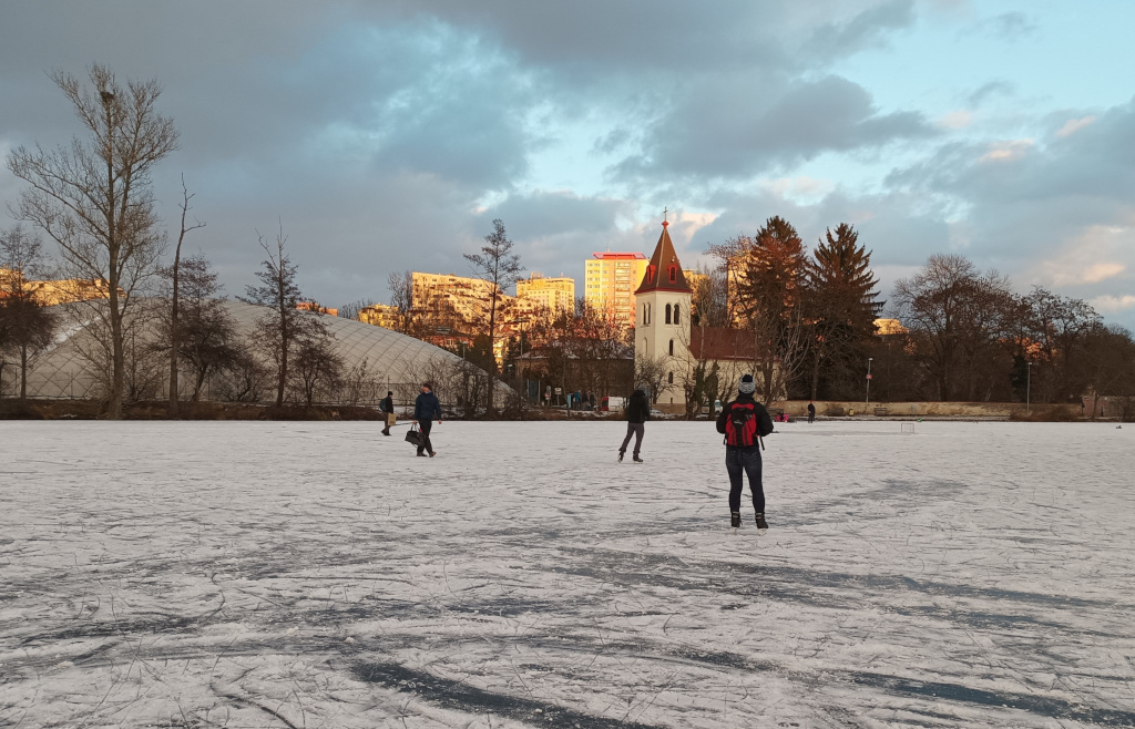 Na břehu Hamerského rybníku stojí kostel Narození Panny Marie.