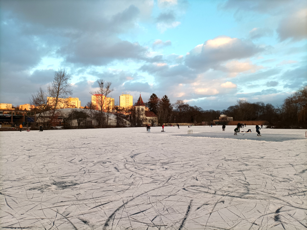 Hamerský rybník, za sídlištěm Zahradní Město zapadá zimní slunce.
