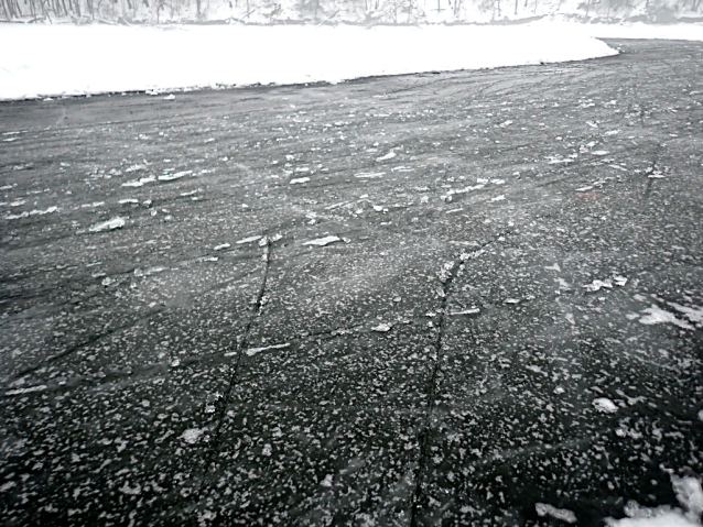 Hostivařská přehrada za oblevy: brusle a koloběžka