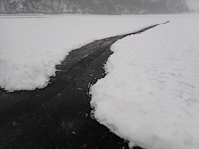 Hostivařská přehrada za oblevy: brusle a koloběžka