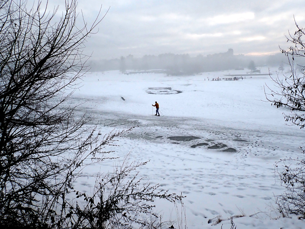 Osamělý běžkař na Hostivařské přehradě.