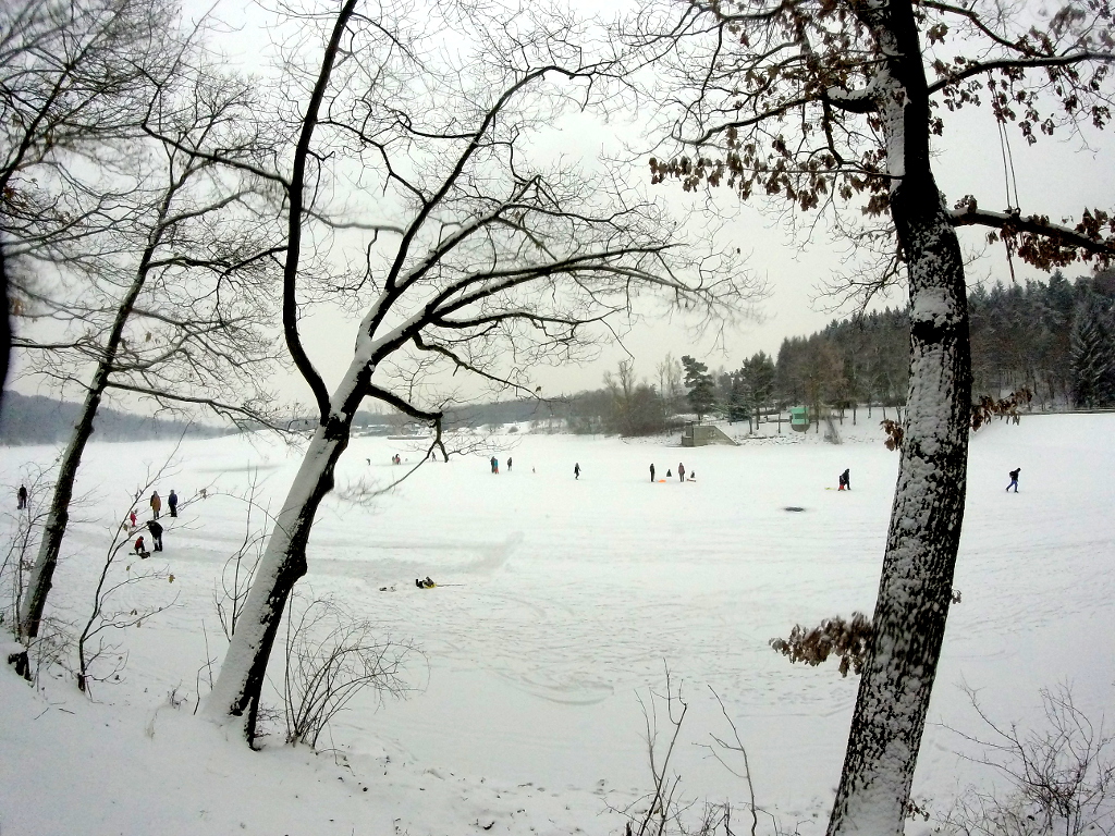 Zamrzlá hladina Hostivařské přehrady.