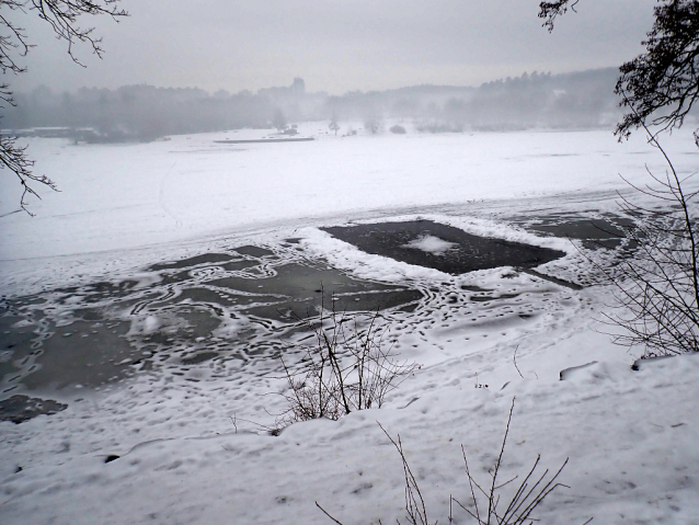 Hostivařská přehrada za oblevy: brusle a koloběžka