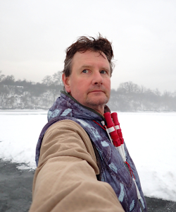 Hostivařská přehrada za oblevy: brusle a koloběžka